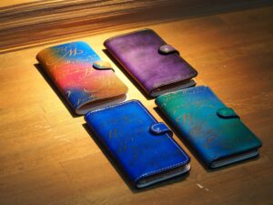 革工房Rickieyの手染め本革スマホケース(色違い制作例)